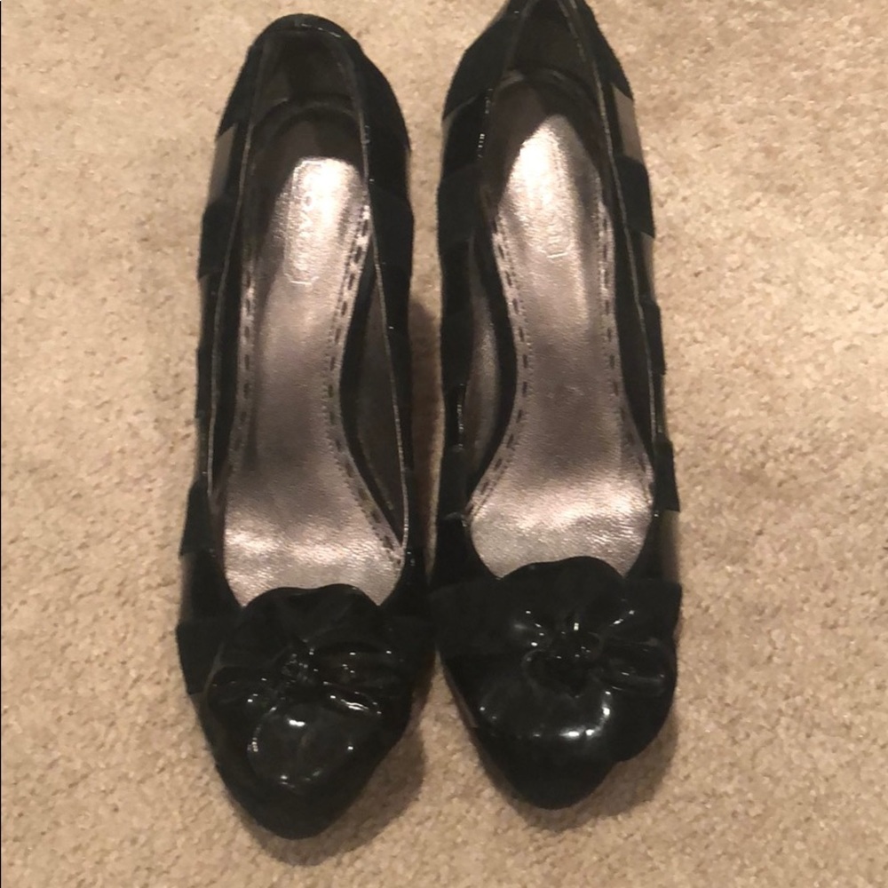 Striped black coach pumps